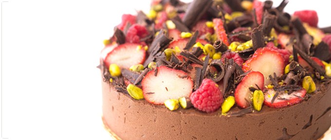 berry-pistachio-chocolate-mousse-torte