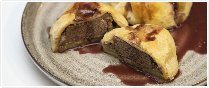 mini-beef-wellingtons-red-gravy